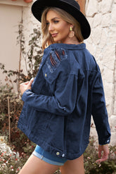 Veste en jean boutonnée et vieillie avec poches